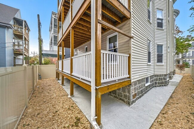 Building Photo - 24 Hinckley St