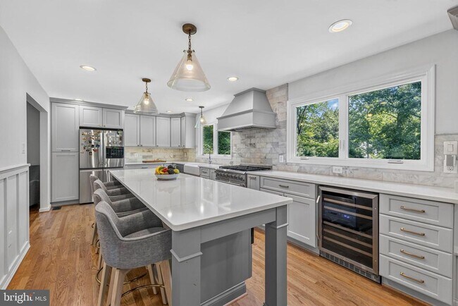 Building Photo - 723 Forest Ridge Dr