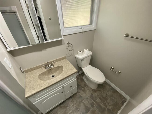 Building Photo - West Des Moines Home!