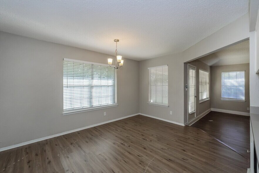 Building Photo - 5732 Bermuda Dr
