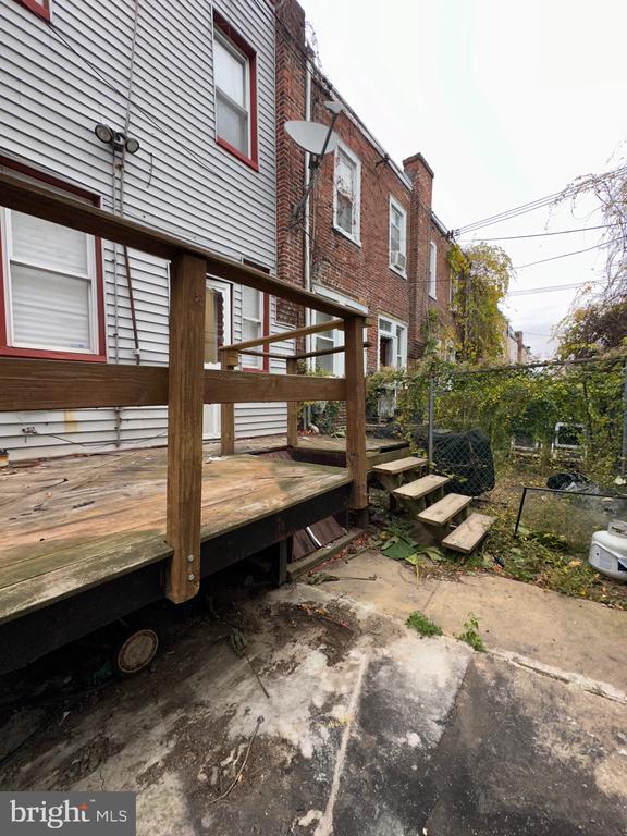 Building Photo - 2046 Conlyn St