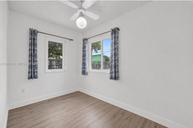 Building Photo - 727 NW 24th Ct