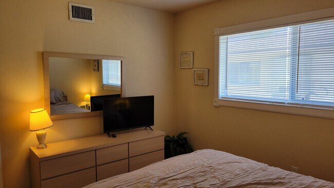 Building Photo - Annual furnished OPTIONAL 2/1 condo Island life