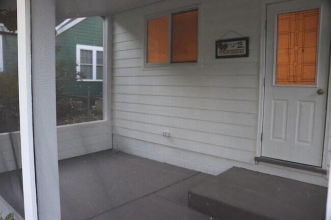 Building Photo - 300 Caroline St