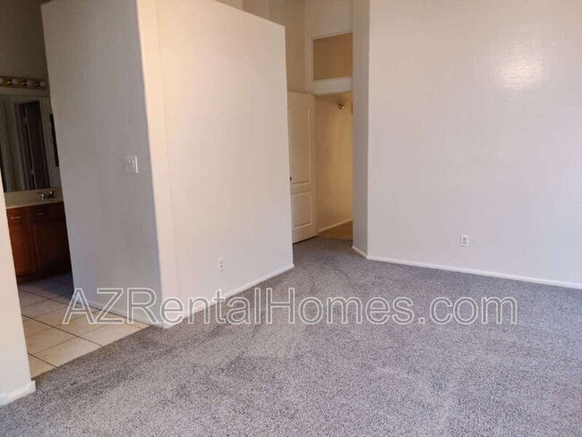Building Photo - 493 E Cantebria Dr