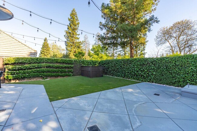 Building Photo - 1103 E Newhall Dr