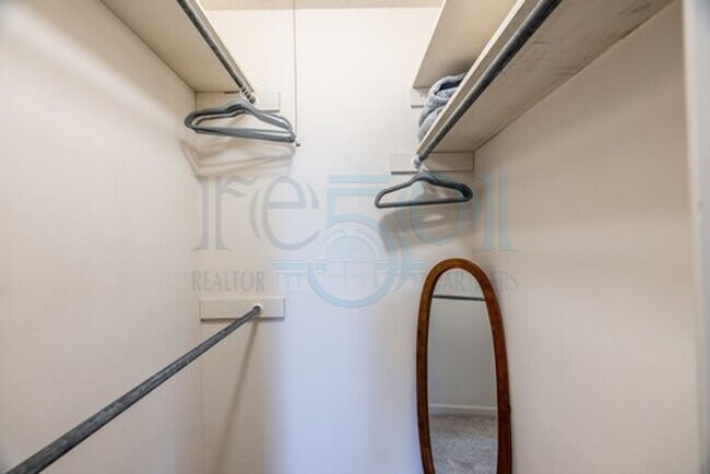 Building Photo - Available in Early August Attn: Pilots! 3BR 2BA Crashpad!