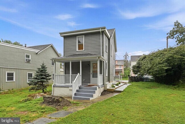 Building Photo - 705 Forrest St