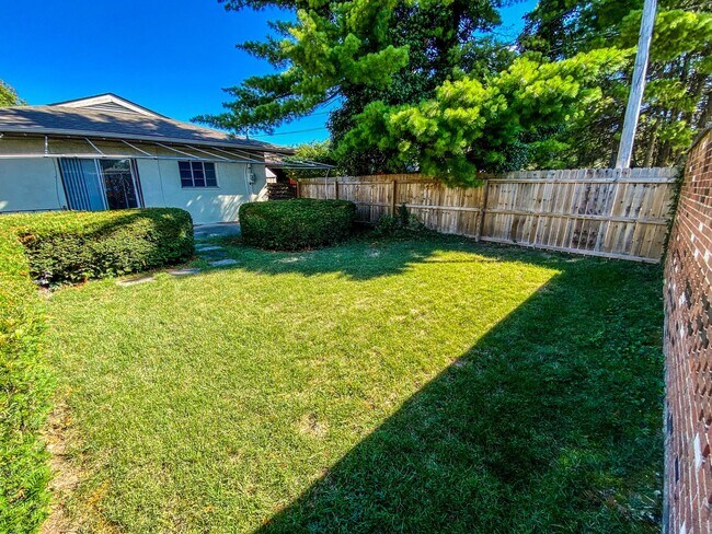 Building Photo - Remodeled Westgate Home with Attached Prof...