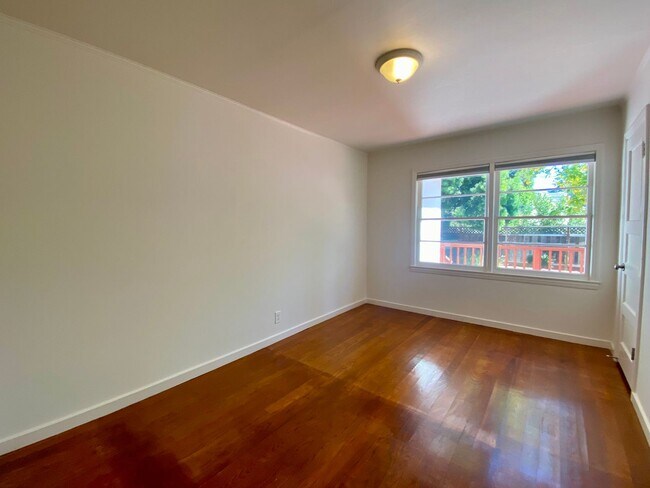 Building Photo - Charming Palo Alto Single-Story Home with Private Backyard