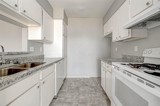 Building Photo - 13480 S Thorntree Dr
