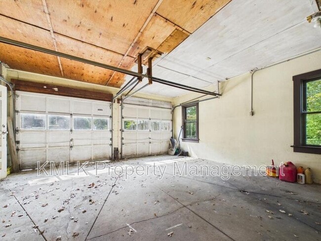 Building Photo - 137 Conger Ave