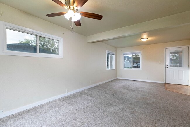 Building Photo - 2 Bed - 1 Bath - Pet Friendly