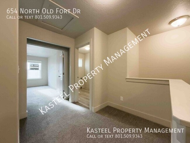 Building Photo - 654 N Old Fort Dr