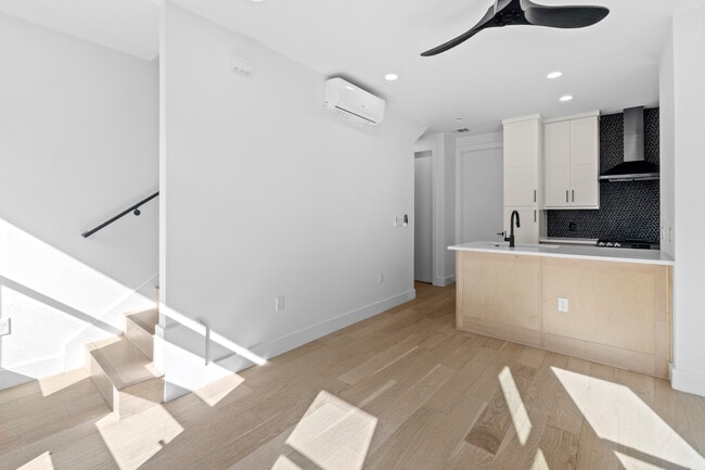 Building Photo - 2916 E 13th St