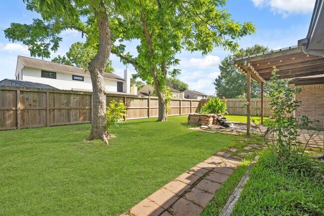 Building Photo - 710 Lochnell Dr