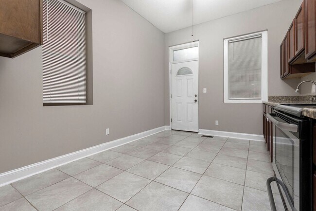 Building Photo - 1361 S Brook St