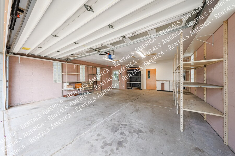 Building Photo - 3237 E Meadowbrook Ave