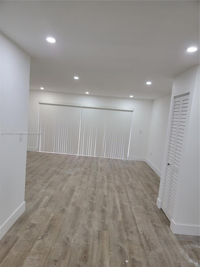 Building Photo - 9371 Fontainebleau Blvd