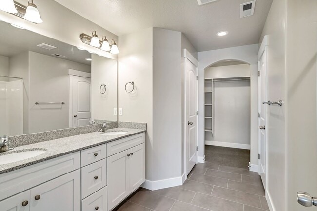 Building Photo - Dog Friendly Exchange Townhome