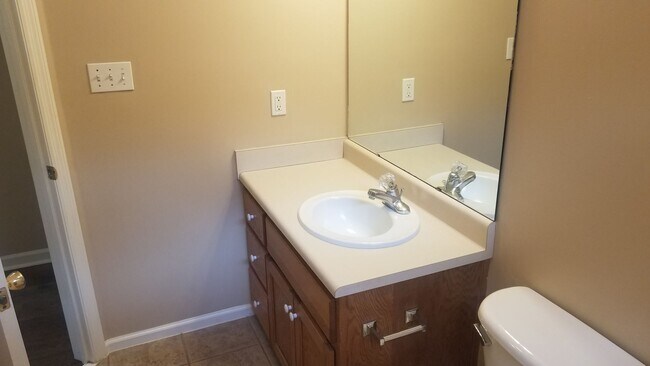 Building Photo - 3 Bedroom/2 Bath Home in New Wood Valley