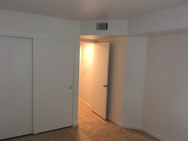 Building Photo - Updated End Unit 3 Bedroom Townhome