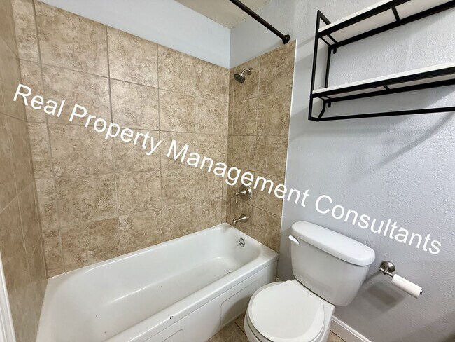 Building Photo - $500 off First Full Months Rent on 2 Bed 2 Bath In West Plaza