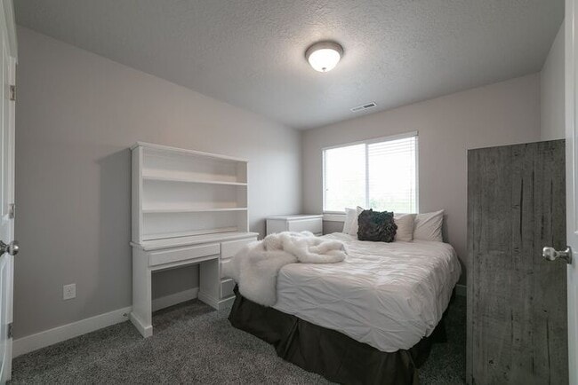 Building Photo - Text RENT to +18019018302