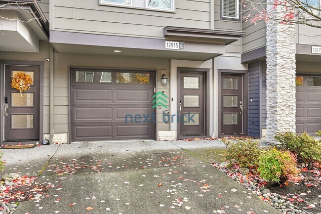 Building Photo - 2 BED & 2.5 BATH TOWNHOUSE FOR RENT