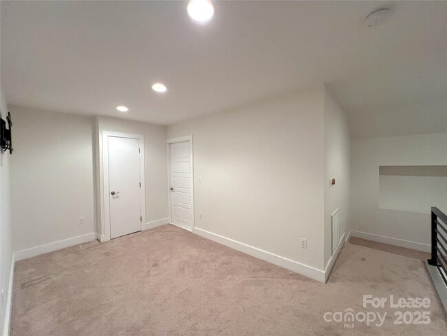 Building Photo - 211 Doggett St