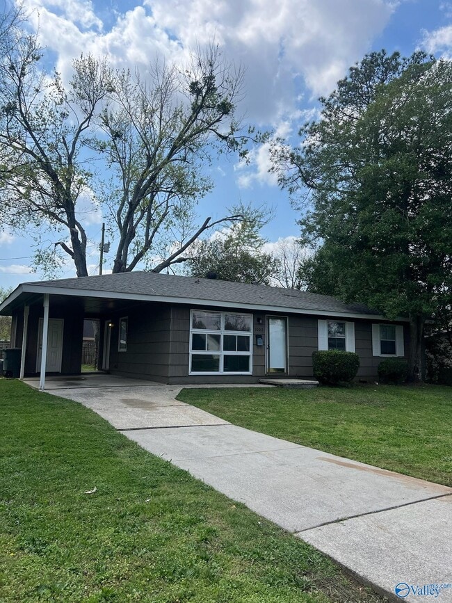 Building Photo - 1002 Lowell Dr SE