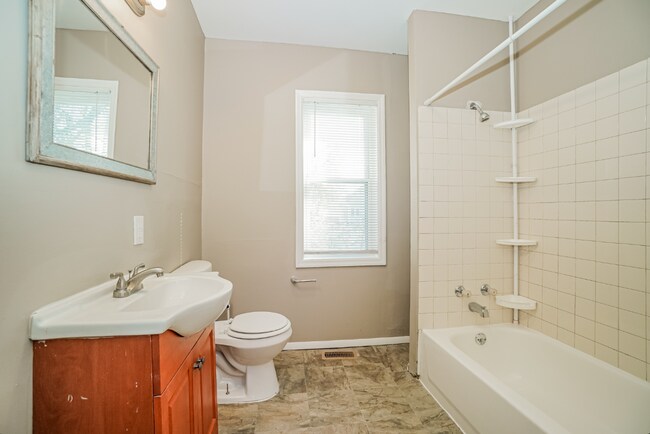 Building Photo - 392-394 N Garfield Ave