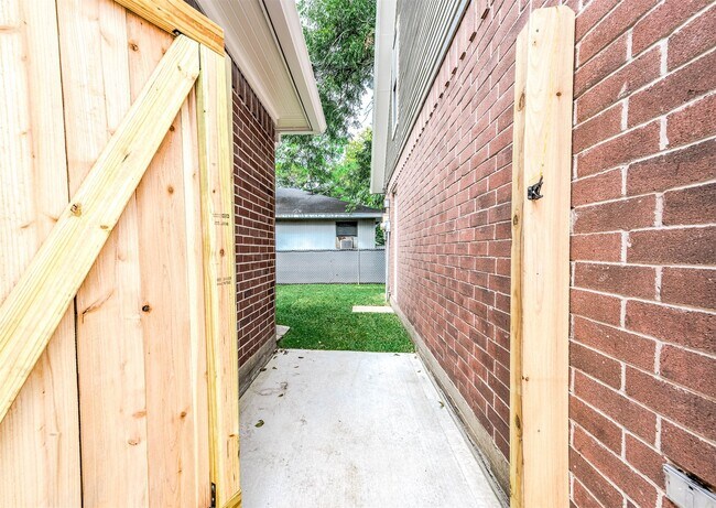 Building Photo - 2245 N Austin Ave