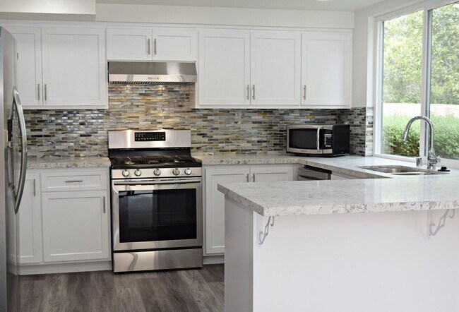 Building Photo - Flexible Lease Terms! Stunning 4BR/2.5BA Two-Story Renovated Townhome in UTC!