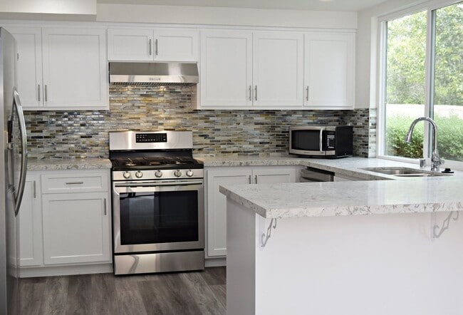 Building Photo - Stunning 4BR 2.5BA UTC Townhome - Updated ...