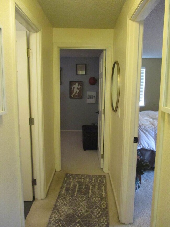 Building Photo - 3 Bedroom, 2.5 bathroom split level home in University Place