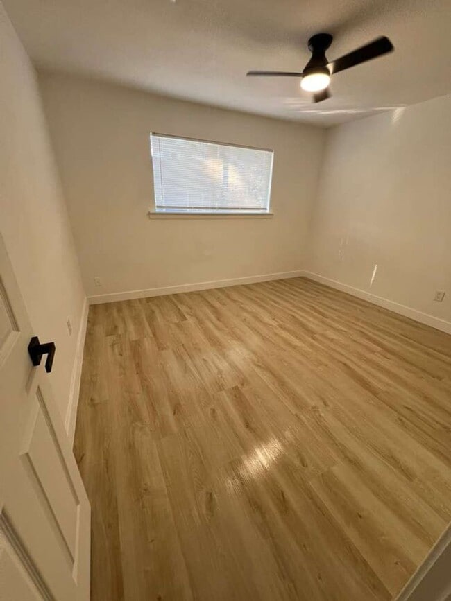 Building Photo - 2413 Brewster St