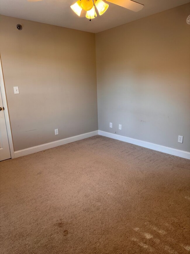 Building Photo - 3 Bedroom || 2 Bathroom Main Level Apartme...