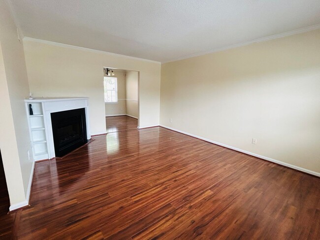 Building Photo - Charming 2 bedroom, 2.5 bathroom townhome ...