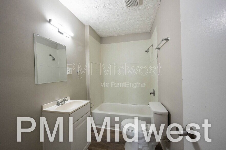 Building Photo - 2932 N Dearborn St