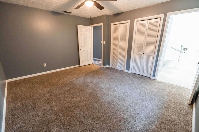Building Photo - 2013 Shady Oaks Dr