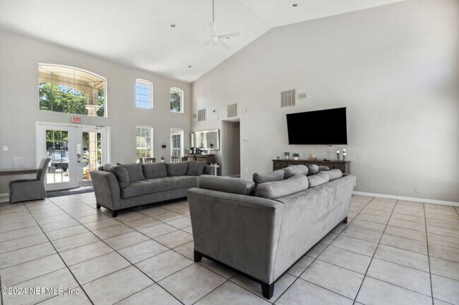 Building Photo - Renovated Condo in a Convenient Location!