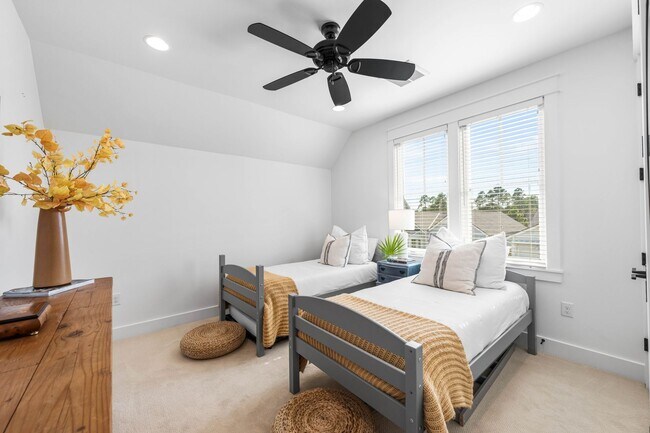 Building Photo - 245 Log Landing St