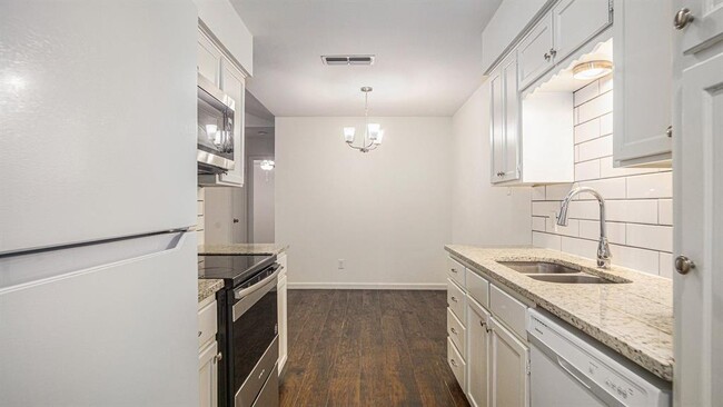 Building Photo - 2107 Mistletoe Ave