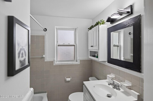 Building Photo - 11 Manor Dr