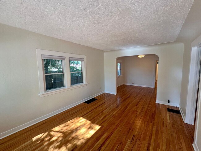 Building Photo - 1405 16th Ave