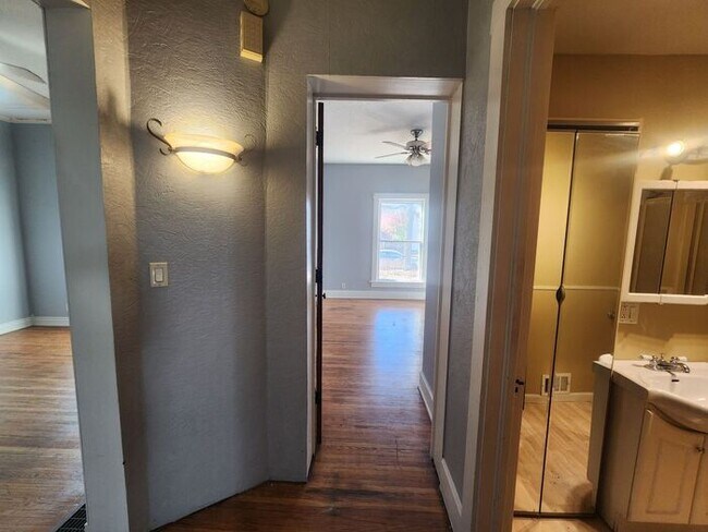 Building Photo - Charming 2 bedroom, 1 bathroom home