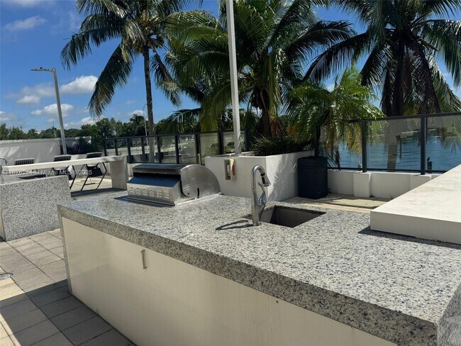 Building Photo - 600 NE 36th St