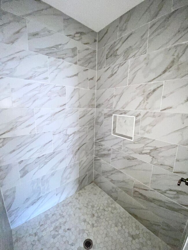 Building Photo - 1302 N Maple St