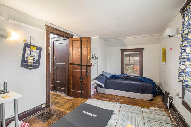 Building Photo - 852 Brookwood-